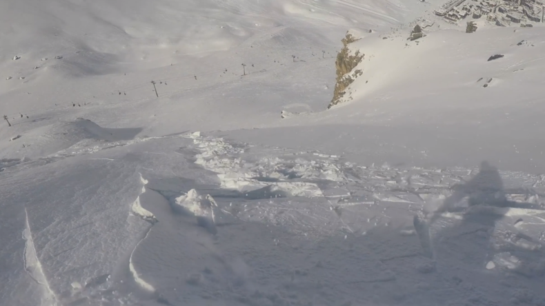 Französische Alpen: Snowboarder filmt, wie unter seinen Füßen eine Lawine losbricht 