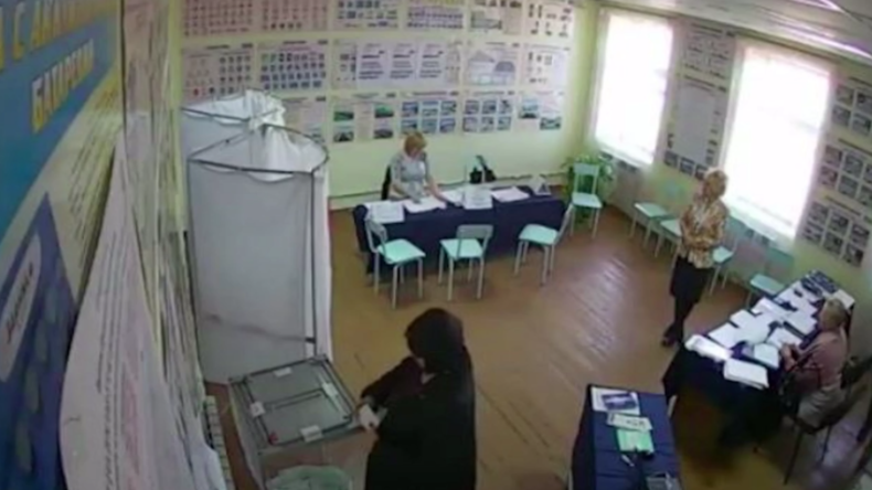 Russland - Wahlbetrug? Mitarbeiterin eines Wahllokals soll Wahlurne mit Stimmzetteln befüllt haben