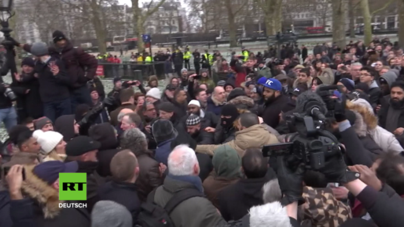 London: Links gegen Rechts eskaliert - Dutzende stoßen bei Auftritt von Tommy Robinson zusammen