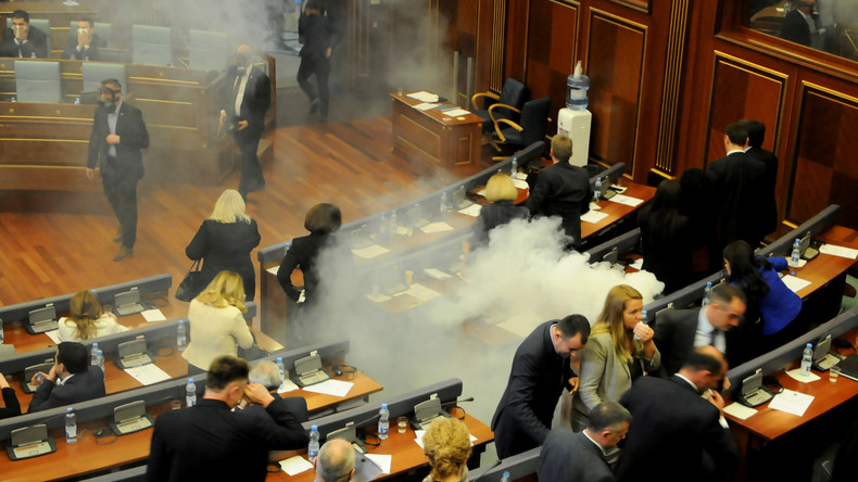 Opposition setzt Tränengas im Kosovo-Parlament ein 