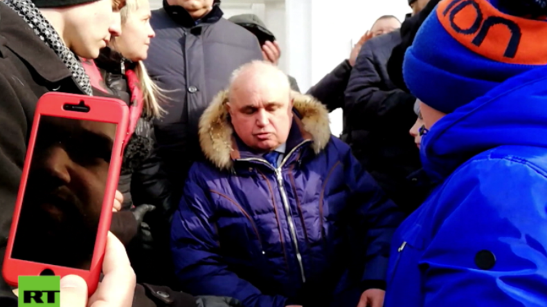 Kemerowo: "Ich bitte Sie um Vergebung!" - Vize-Gouverneur geht vor wütender Menge auf die Knie