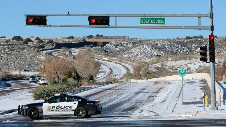 US-Verkehrspolizist entkommt knapp dem Tode auf verschneiter Autobahn 