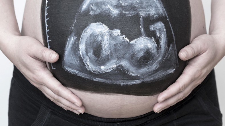 Frau verwechselt Schwangerschaft mit Lebensmittelvergiftung und entbindet im Krankenwagen