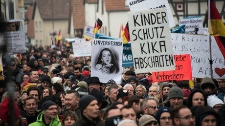 Zwei Straßen, zwei Welten – Tausende demonstrierten in Kandel
