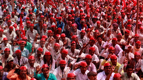 "March & Charge" in Indien: Bauern tragen während eines Protestmarsches Solarzellen auf dem Kopf