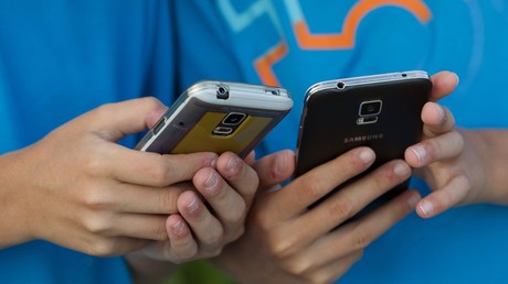 Gehirn-OP nach 20 Stunden am Handy - Chinesin verkürzt lange Zugfahrt mit schädlichem Zeitvertreib