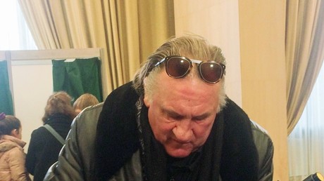 Gerard Depardieu stimmt bei den russischen Präsidentschaftswahlen ab