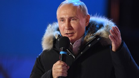 Putin bedankt sich bei Wählern im Zentrum von Moskau, wo Tausende Russen sein Wahlergebnis feiern