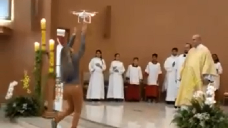 Schändung der Eucharistie? Drohne liefert Monstranz während Ostermesse in Brasilien zum Altar