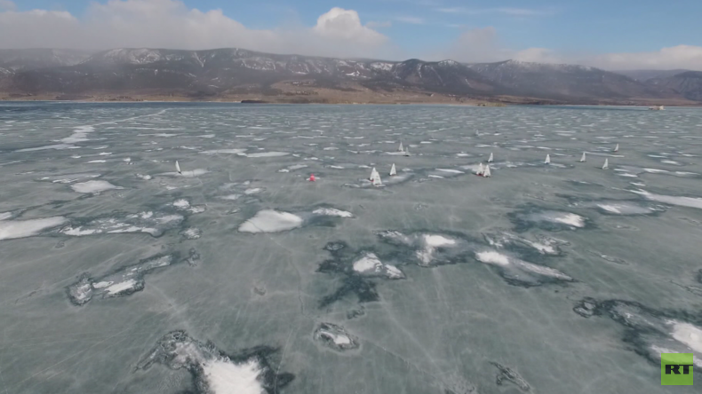 Zwölf Nationen segeln mit Tempo 100 über vereisten Baikalsee