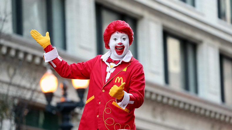 "Ich dachte, da steht McDonald's drauf": Mutter schickt Sohn in XXX-T-Shirt in die Schule