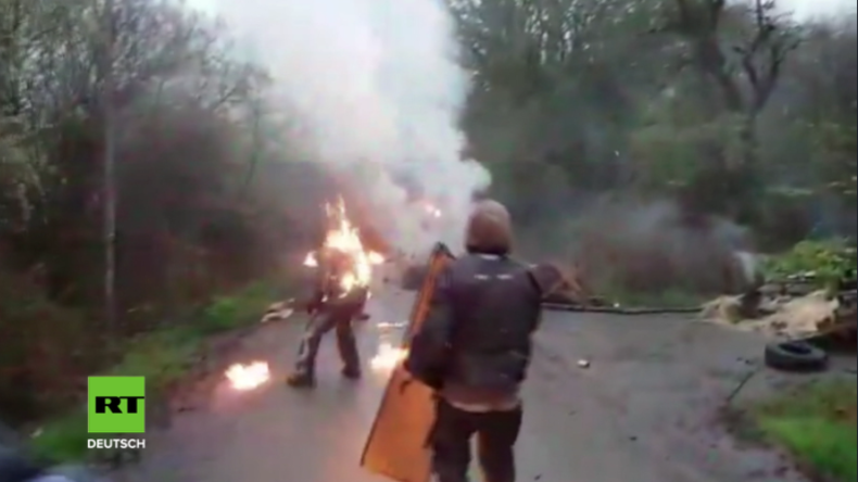 "Wer anderen eine Grube gräbt" - Protestler setzt sich bei Molotow-Cocktail-Wurf selbst in Brand