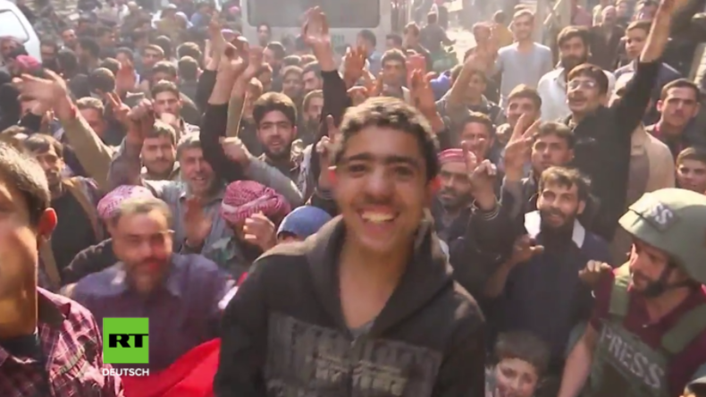Endlich frei! Zivilisten feiern in Duma den Sieg der Syrischen Armee über Islamisten-Besatzung