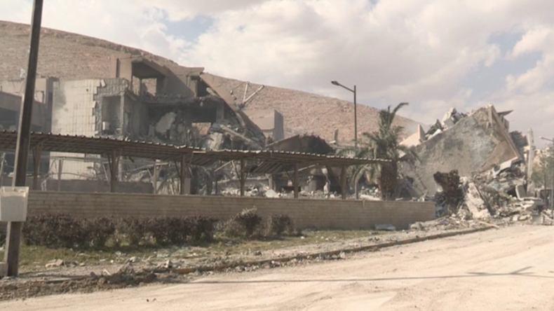 Exklusiv-Aufnahmen: US-geführte Luftangriffe zerstörten Forschungszentrum in Barsah