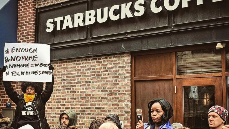 Starbucks ruft Polizei und wirft zwei schwarze Kunden raus, weil sie nichts bestellten