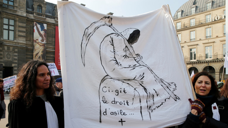 Frankreich debattiert über restriktivere Asylpolitik: Schnellere Abschiebungen und kürzere Fristen