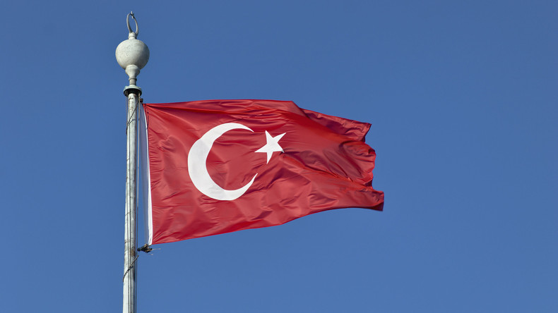 Türkisches Parlament stimmt vorgezogenen Wahlen im Juni zu
