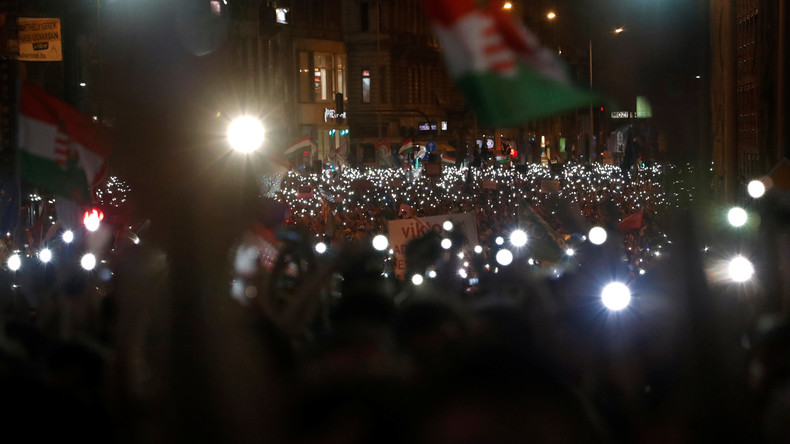Zehntausende demonstrieren in Budapest gegen Regierung 