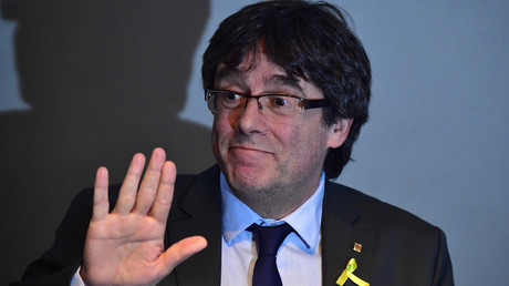 Puigdemont darf in Berlin bleiben, muss sich aber wöchentlich bei der Polizei melden