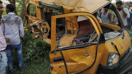 Zug erfasst Schulbus in Indien - mindestens 12 Kinder tot