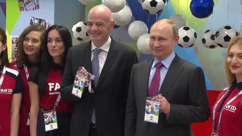 Bald geht's los! Putin holt sich seinen Fan-Pass für die Fußball-WM ab