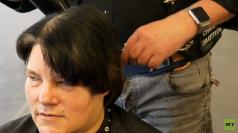 Die Barber Angels: Rocker schneiden Obdachlosen die Haare (Video)