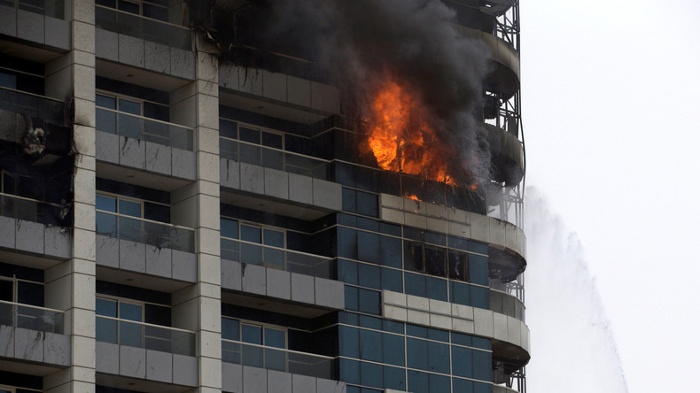 Brand zerstört Hochhaus in Dubai – Sandsturm erschwert Löscheinsatz