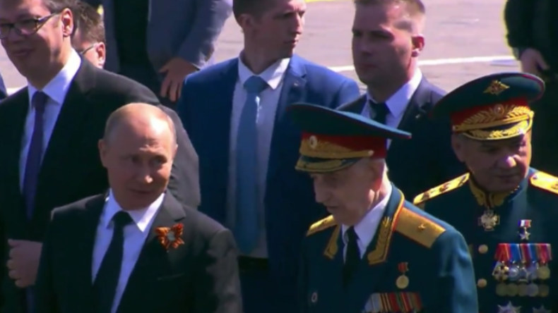 Putin weist Leibwächter zurecht und spaziert mit Weltkriegs-Veteran - der schildert Story auf RT 