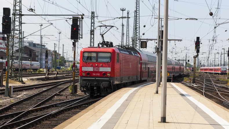 Zug stößt in Hessen mit Lastwagen zusammen: Mehrere Verletzte