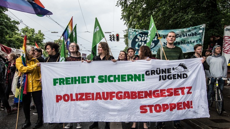 Polizeiaufgabengesetz tritt ab Freitag in Kraft - Grüne und SPD kündigen Widerstand und Klagen an