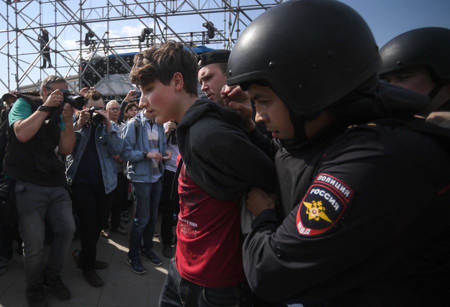 Законно полиции. Полиция задержала подростка. Задержание несовершеннолетних на митинге. Подростки спиной митинг.