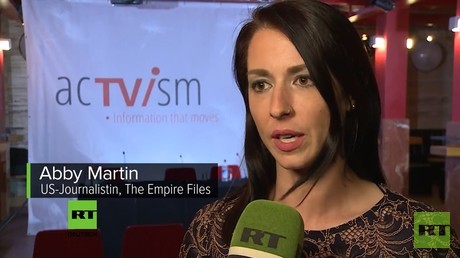 Abby Martin bei acTVism München: "Trump stellt die US-Militäreinsätze bloß"