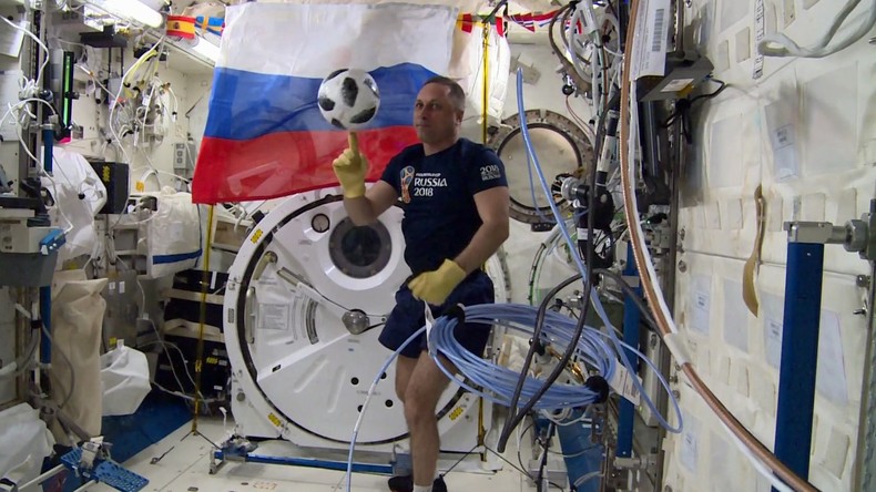 "Spaceball" wieder auf Globus: WM-Ball kehrt von ISS auf Erde zurück