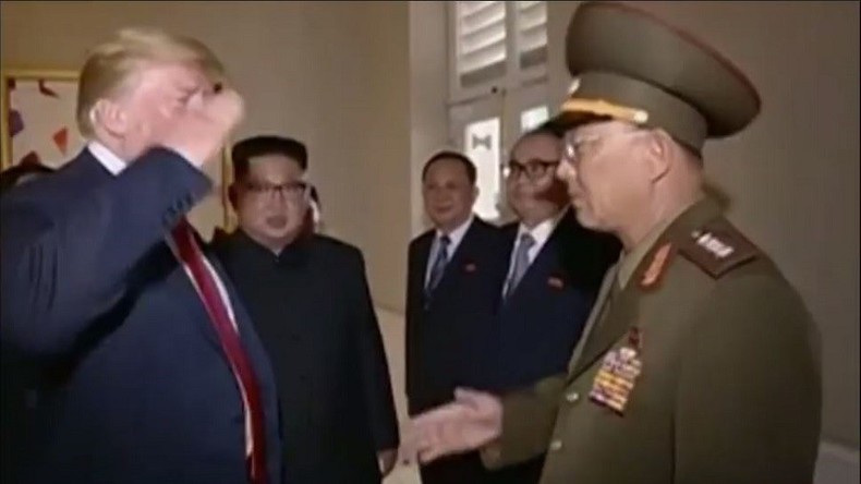 Trump erwidert militärischen Gruß von nordkoreanischem General und zieht Kritik auf sich 