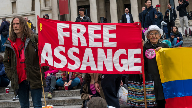 Video: "Freiheit für Assange" - Demonstranten ziehen vor ecuadorianische Botschaft in London