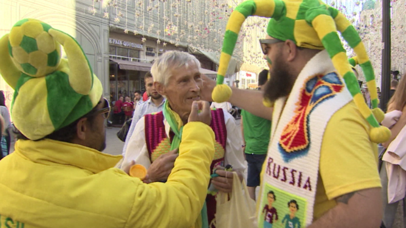 Herzerwärmend: 72-Jähriger beschenkt WM-Besucher mit selbstgestrickten Fußball-Souvenirs