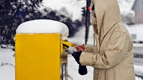 Ein Haufen Post: Rentner sammelt eigene Fäkalien und leert sie in Briefschlitz von Ex-Kumpel
