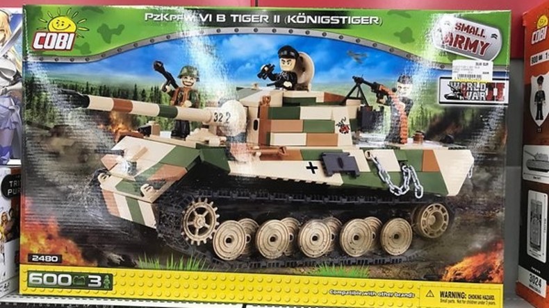 "Wehrmacht-Fanartikel": Polnische Firma lässt deutsche Kinder mit Nazi-Spielzeugpanzern spielen