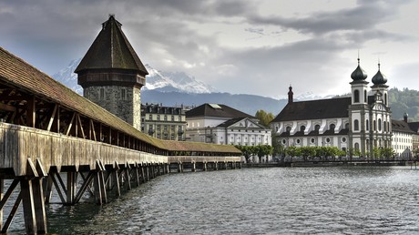 Handy-Geklingel statt Glockenspiel: Kirchturm-Kunstprojekt vorzeitig beendet - Anwohner genervt