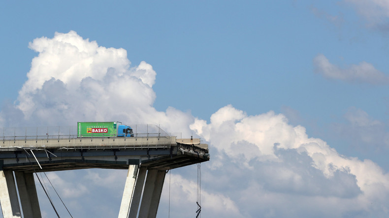 Lastwagen vom Brückenrumpf in Genua geborgen 