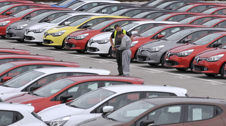 Mann verkauft dasselbe Auto an 80 Personen und flieht mit 8,5 Millionen Euro