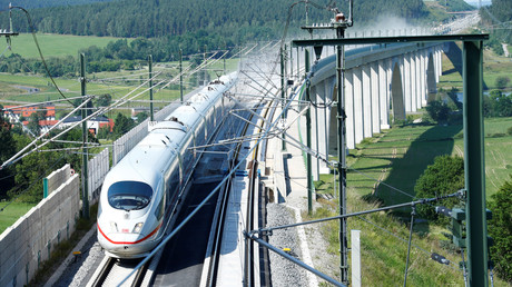 Fahrgastansturm bringt die Bahn an den Rand des Kollapses