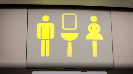 Über den Wolken ist der Durst grenzenlos: Junger Mann pinkelt im Flugzeug auf anderen Passagier