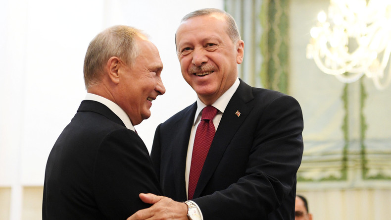Türkischer Außenminister kündigt Treffen von Putin und Erdoğan zu Syrien-Gesprächen für Montag an