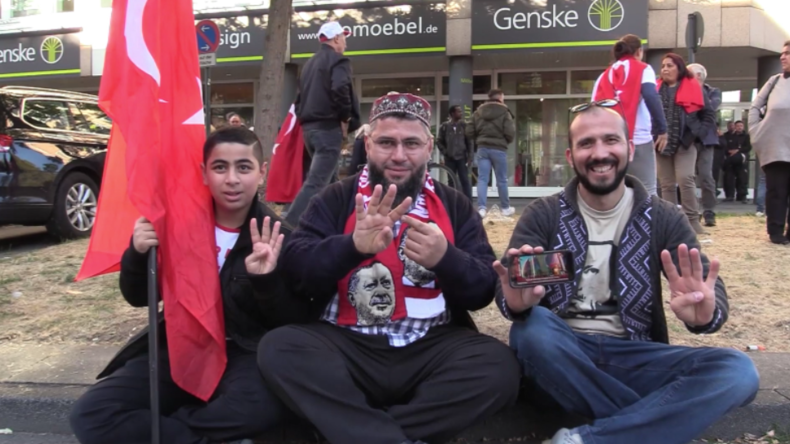 "Seine Gegner sind Vaterlandsverräter": Erdoğan-Fans strömen zur Moschee-Eröffnung nach Köln