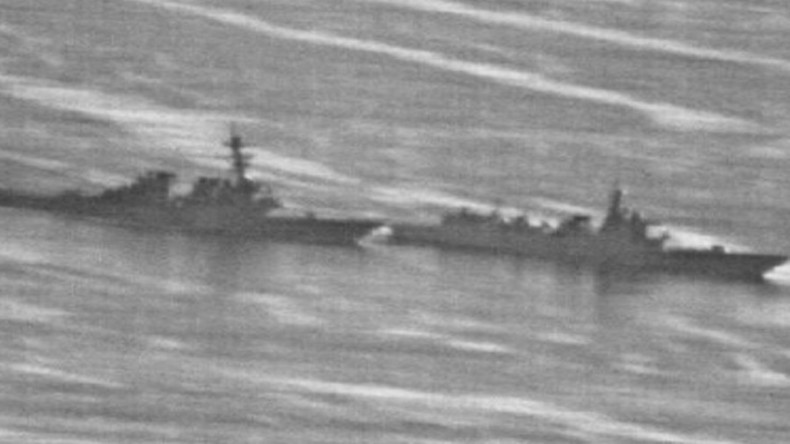 "Beinahe-Kollision": Geleakte Fotos zeigen chinesisches Schiff, das einen US-Zerstörer verdrängt 