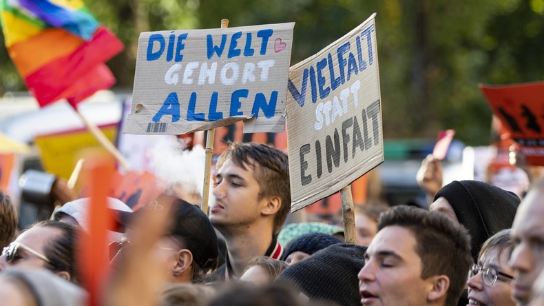 Video:  "#unteilbar" – Demonstration gegen Rassismus und Rechtsruck in Berlin