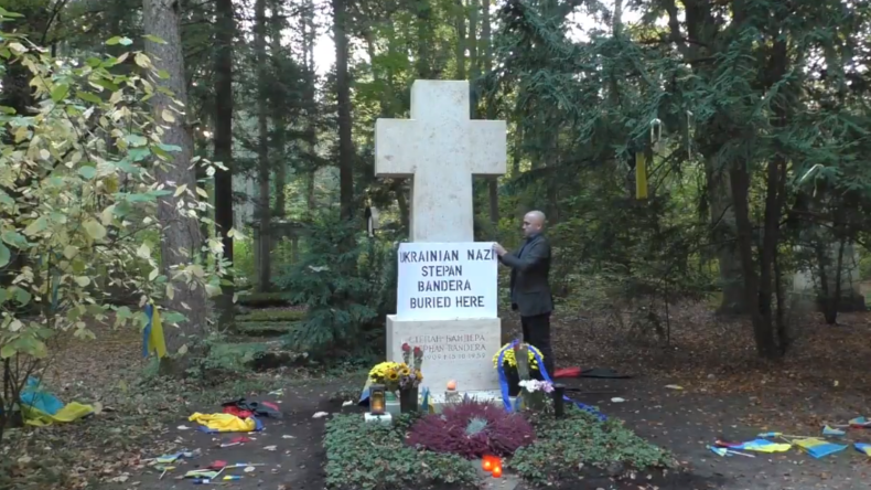 "Hier liegt ein Nazi begraben": Blogger Graham Phillips „korrigiert“ Grab von Bandera in München 