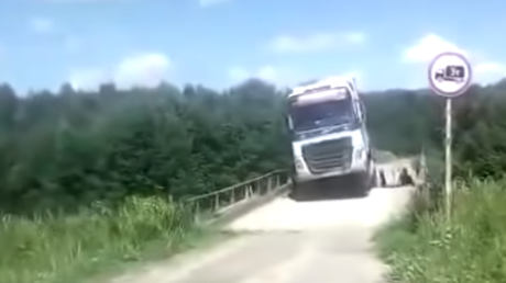 Maximal drei Tonnen? Egal! Holzbrücke bricht unter schwerem Sattelzug zusammen, Lkw stürzt in Fluss