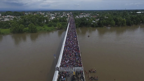 Hunderte Migranten aus Honduras überwinden Zaun an Grenze zu Mexiko